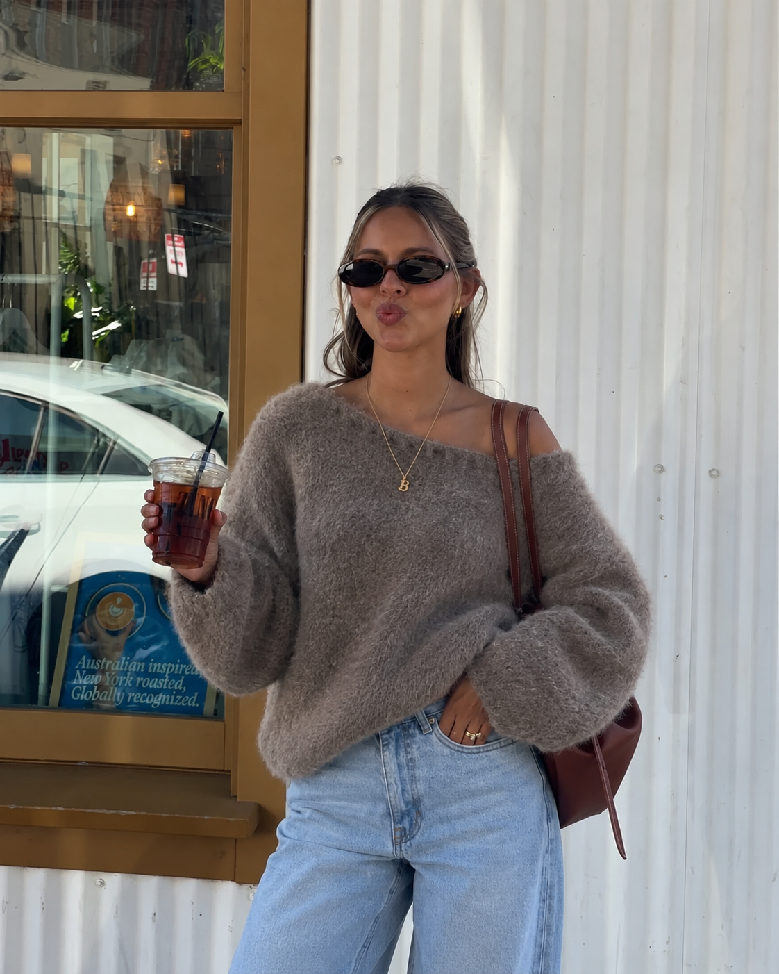One shoulder trui fluffy taupe