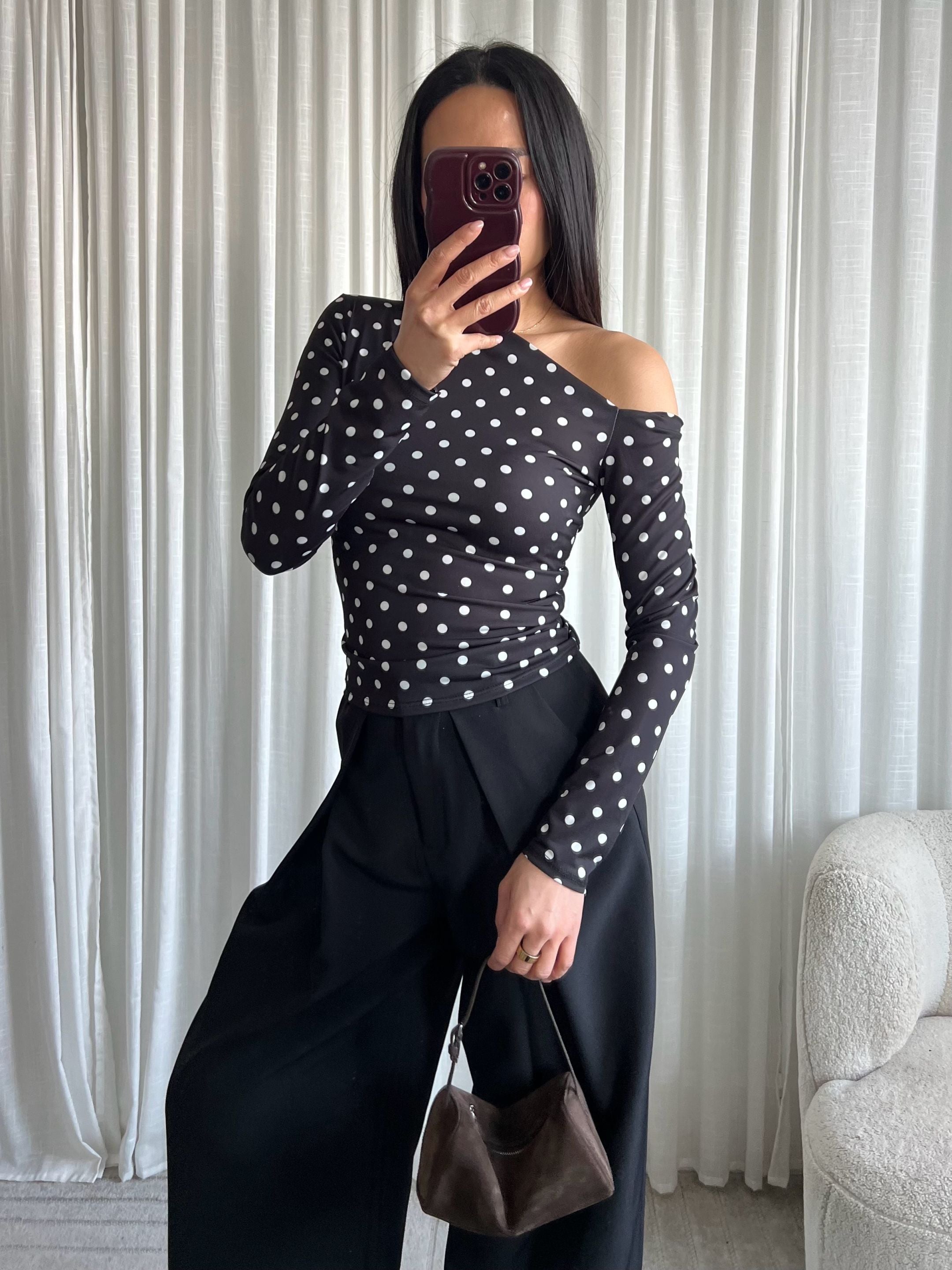 One shoulder polka dots top black