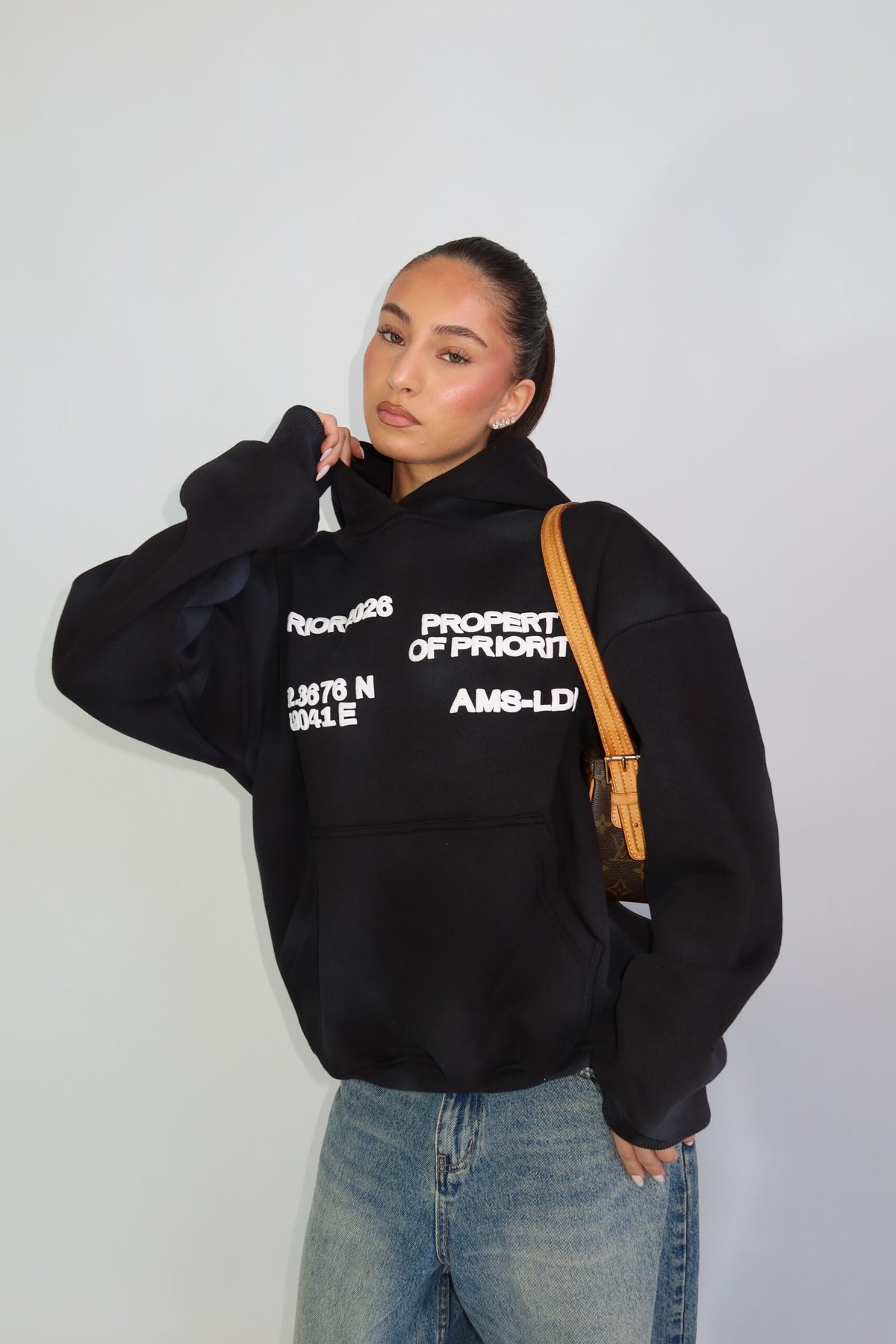Priority hoodie ~ cloud zwart