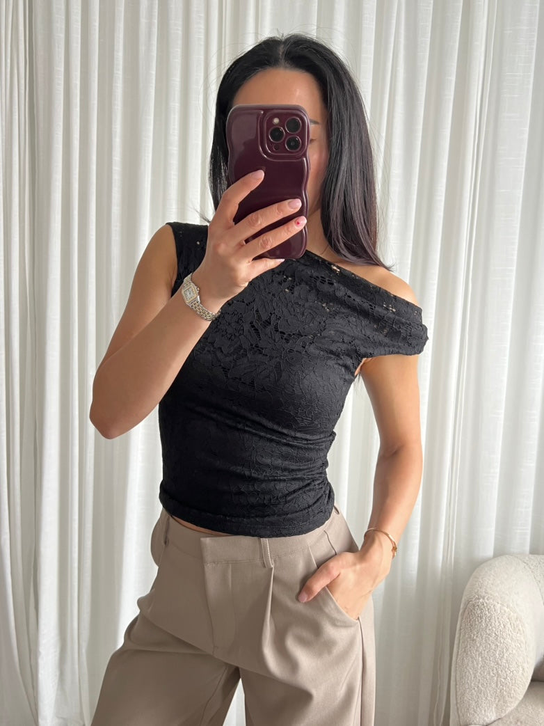 Lace draped top black