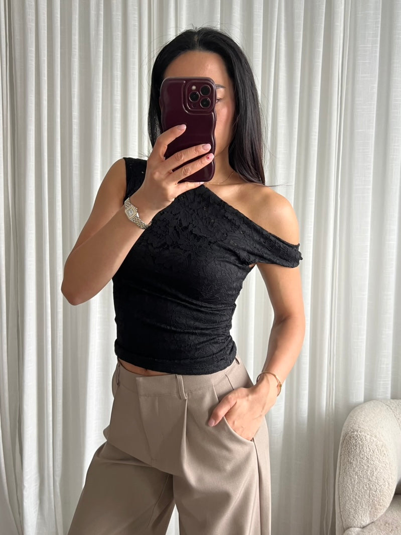 Lace draped top black