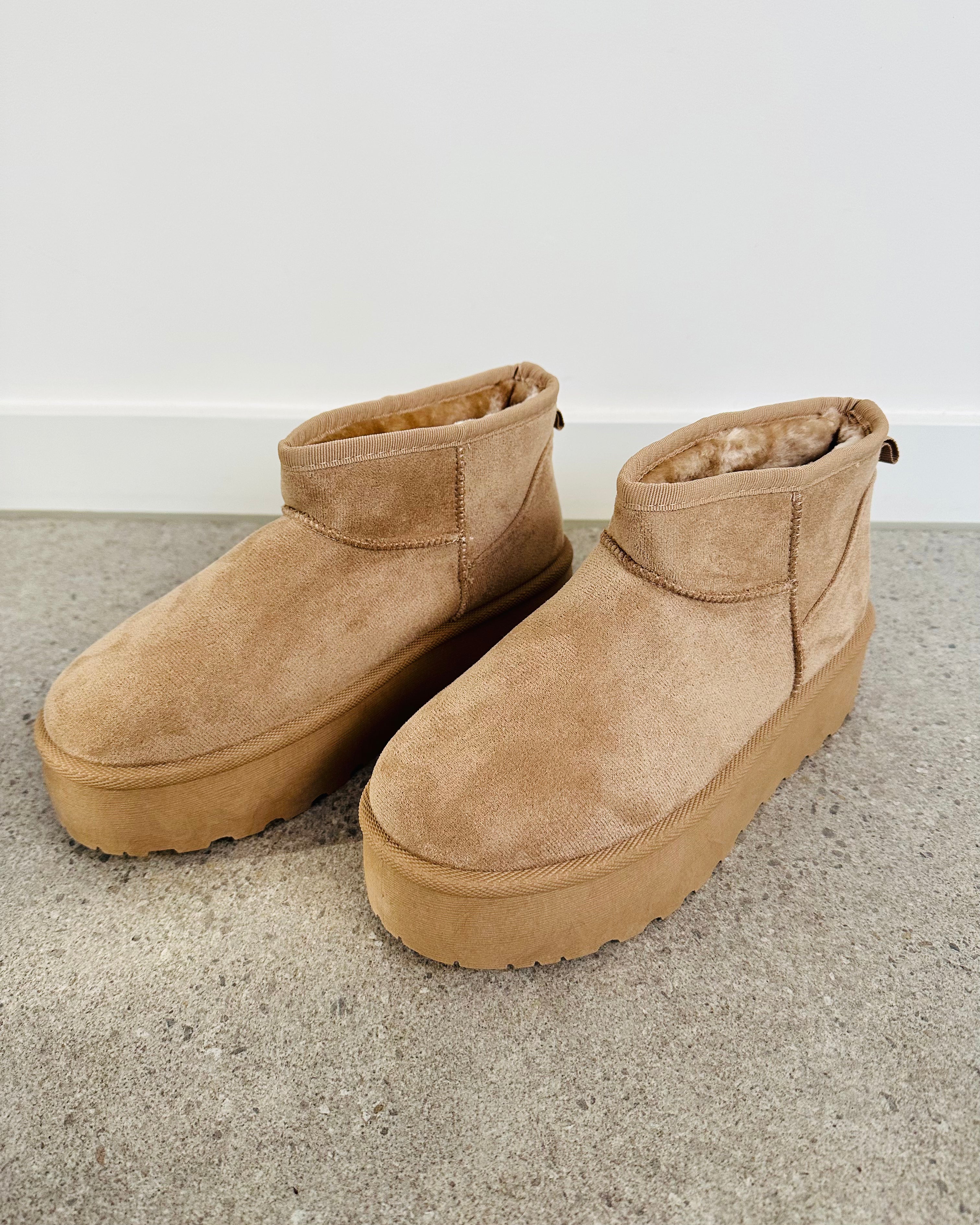 Comfy boots beige