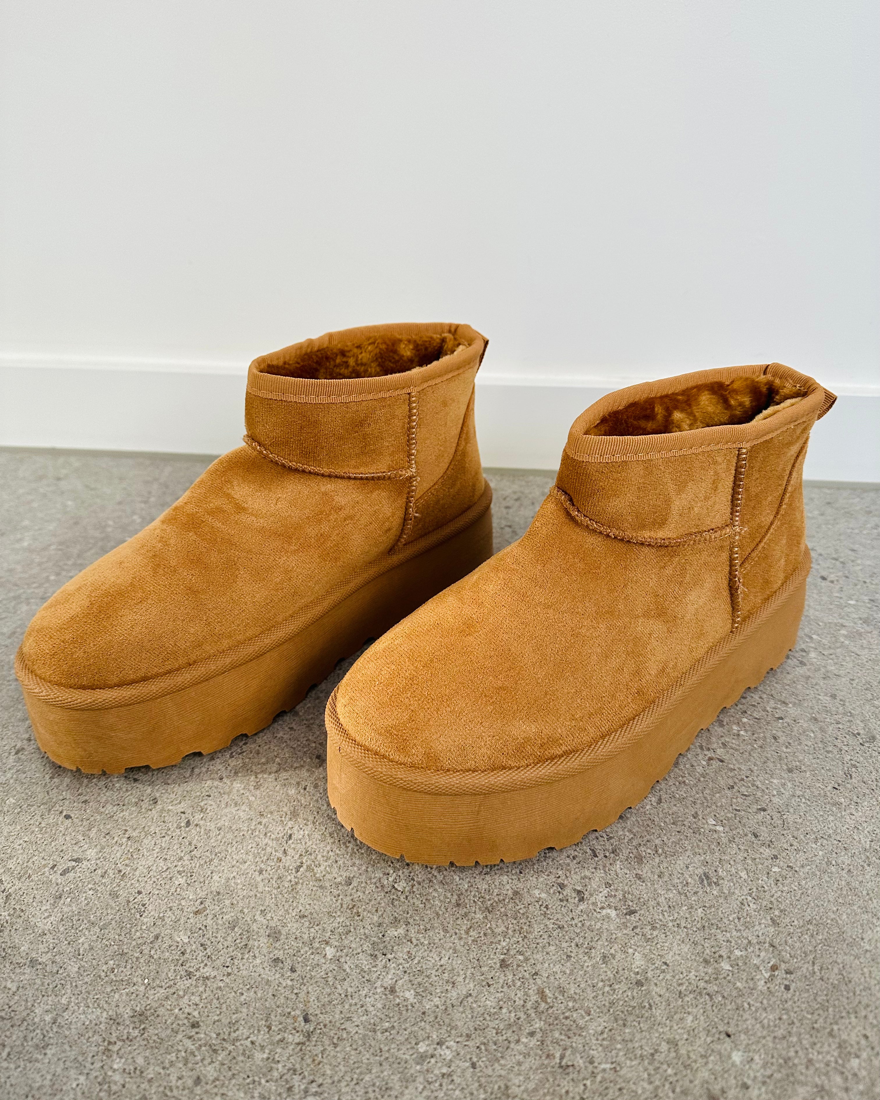 Comfy boots camel