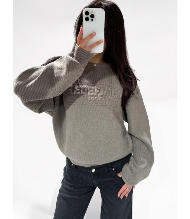 Pull déchiré redéfini taupe précommande