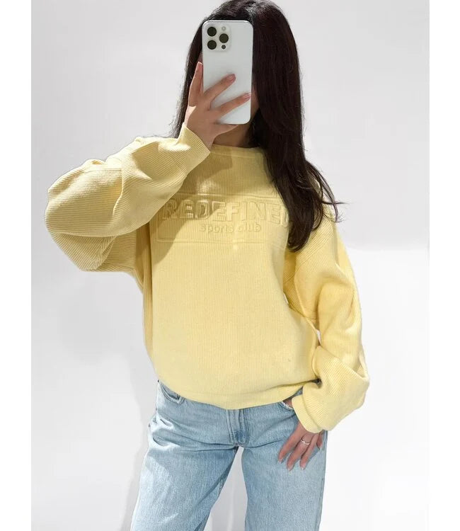 Pull déchiré redéfini jaune